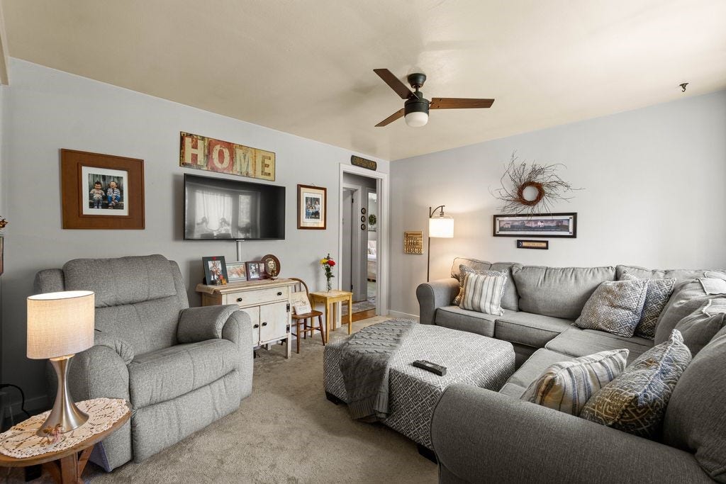 942 Scenery Dr, Elizabeth, PA 15037
