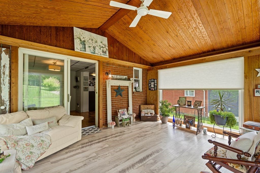 942 Scenery Dr, Elizabeth, PA 15037