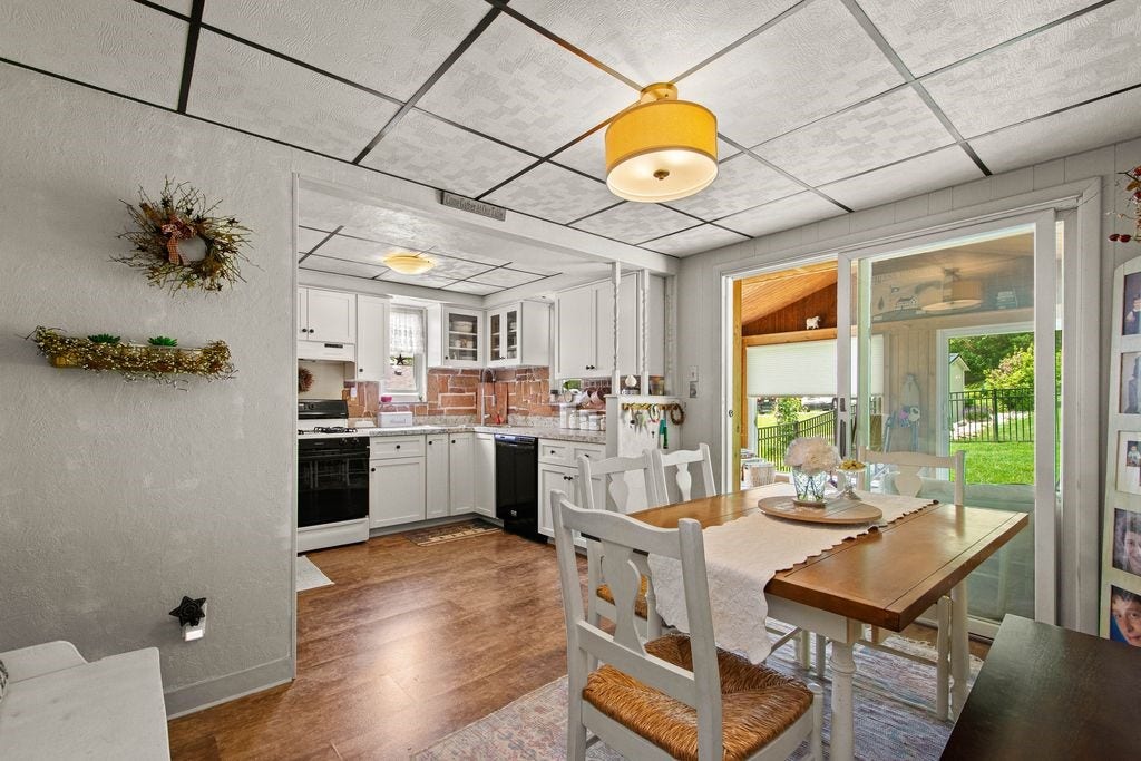 942 Scenery Dr, Elizabeth, PA 15037