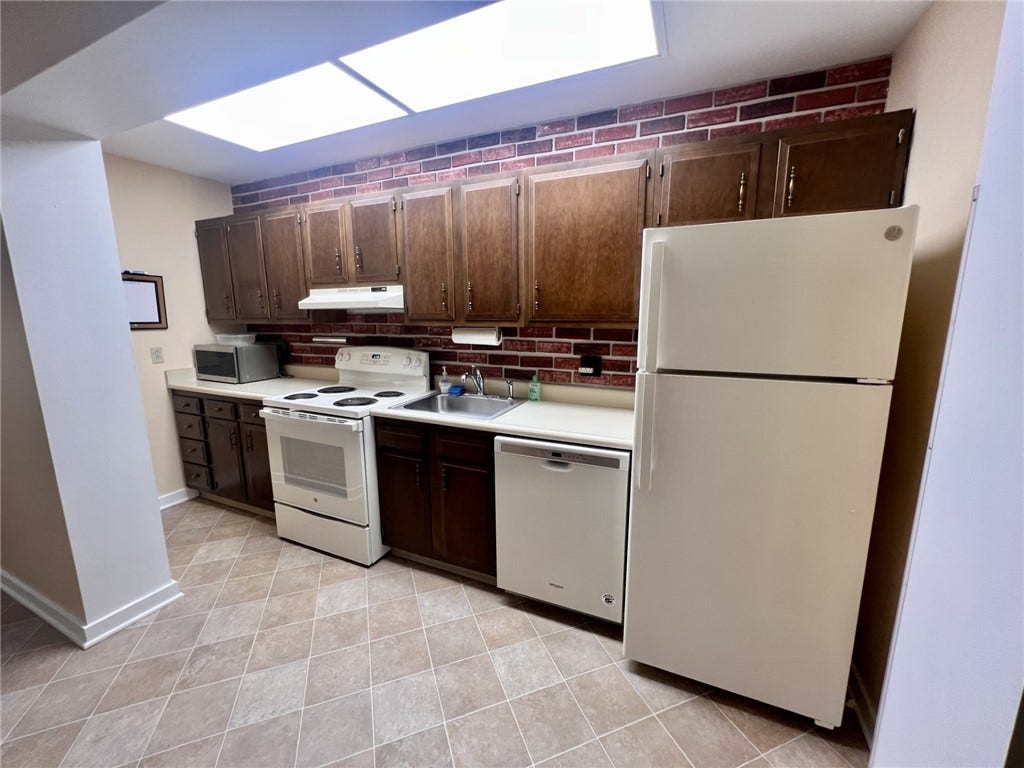 Kitchen that includes Newer Appliances