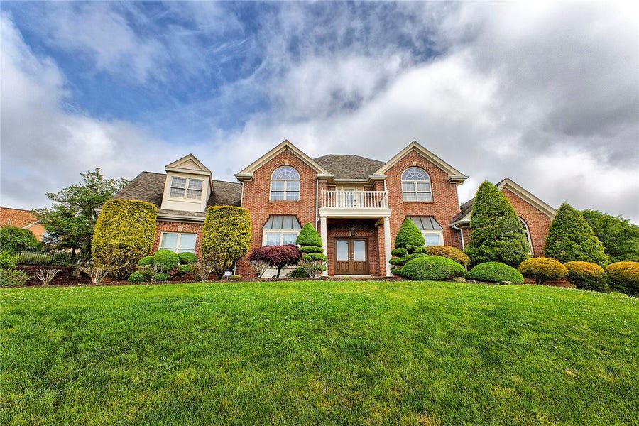 Property photo for 33 Hawthorne Ln, Irwin, PA