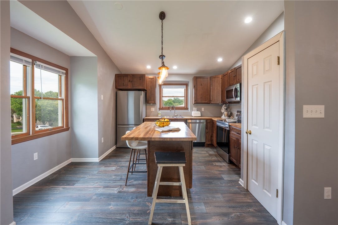 1053 New London Dr, Greensburg, PA 15601