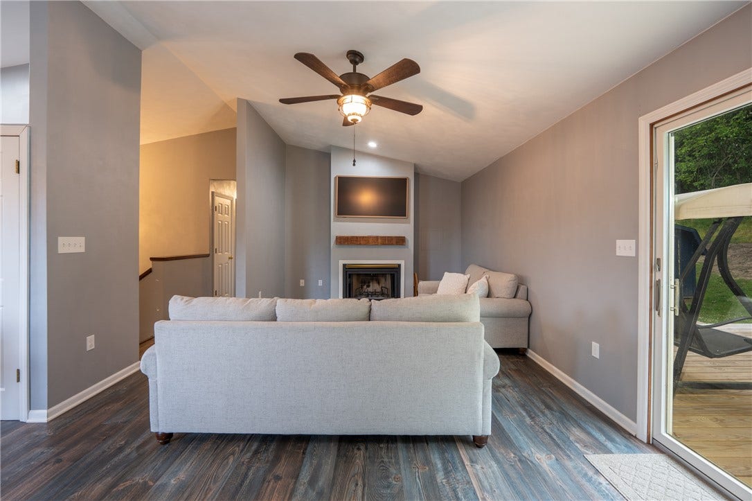1053 New London Dr, Greensburg, PA 15601