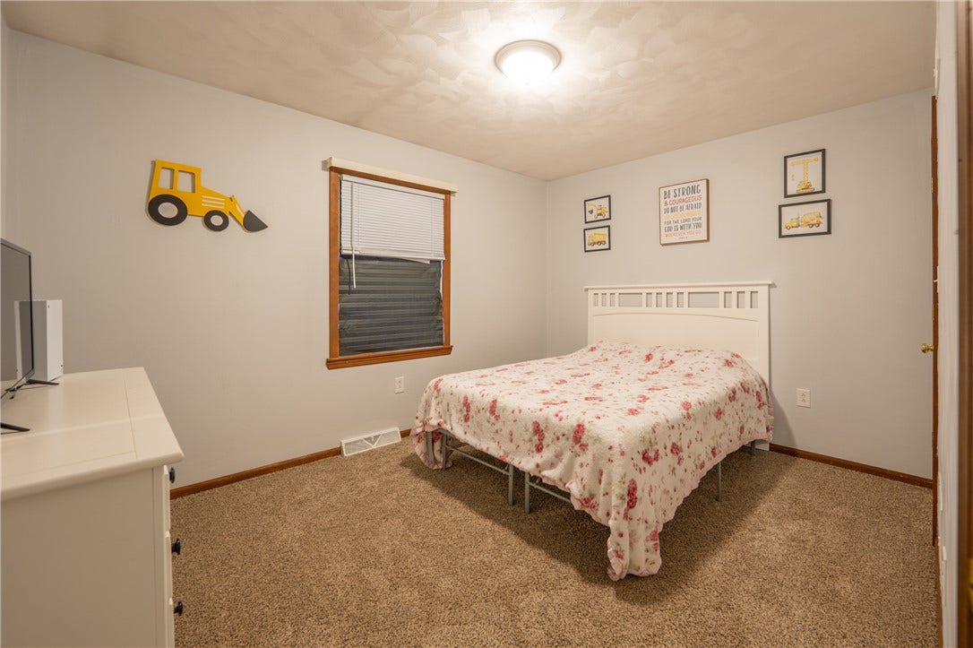 1053 New London Dr, Greensburg, PA 15601