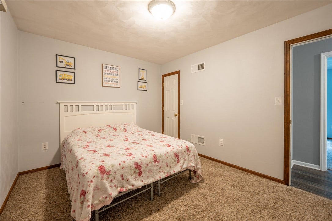 1053 New London Dr, Greensburg, PA 15601