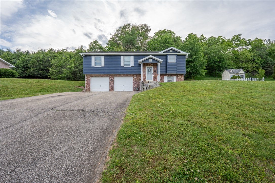 1053 New London Dr, Greensburg, PA 15601