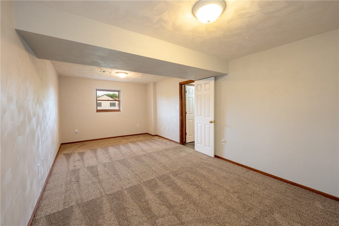 1053 New London Dr, Greensburg, PA 15601