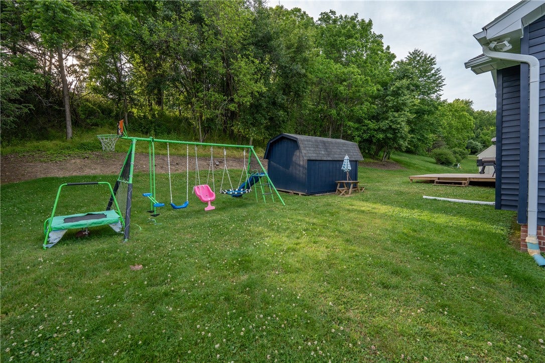 1053 New London Dr, Greensburg, PA 15601