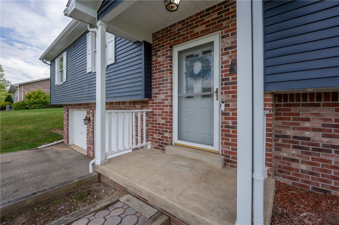 1053 New London Dr, Greensburg, PA 15601