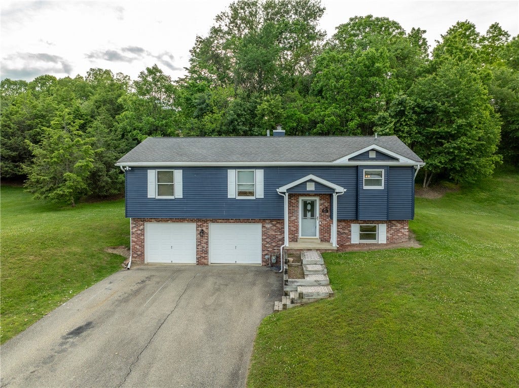 1053 New London Dr, Greensburg, PA 15601
