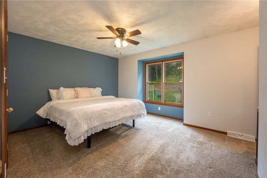 1053 New London Dr, Greensburg, PA 15601
