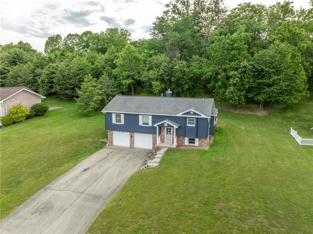 1053 New London Dr, Greensburg, PA 15601