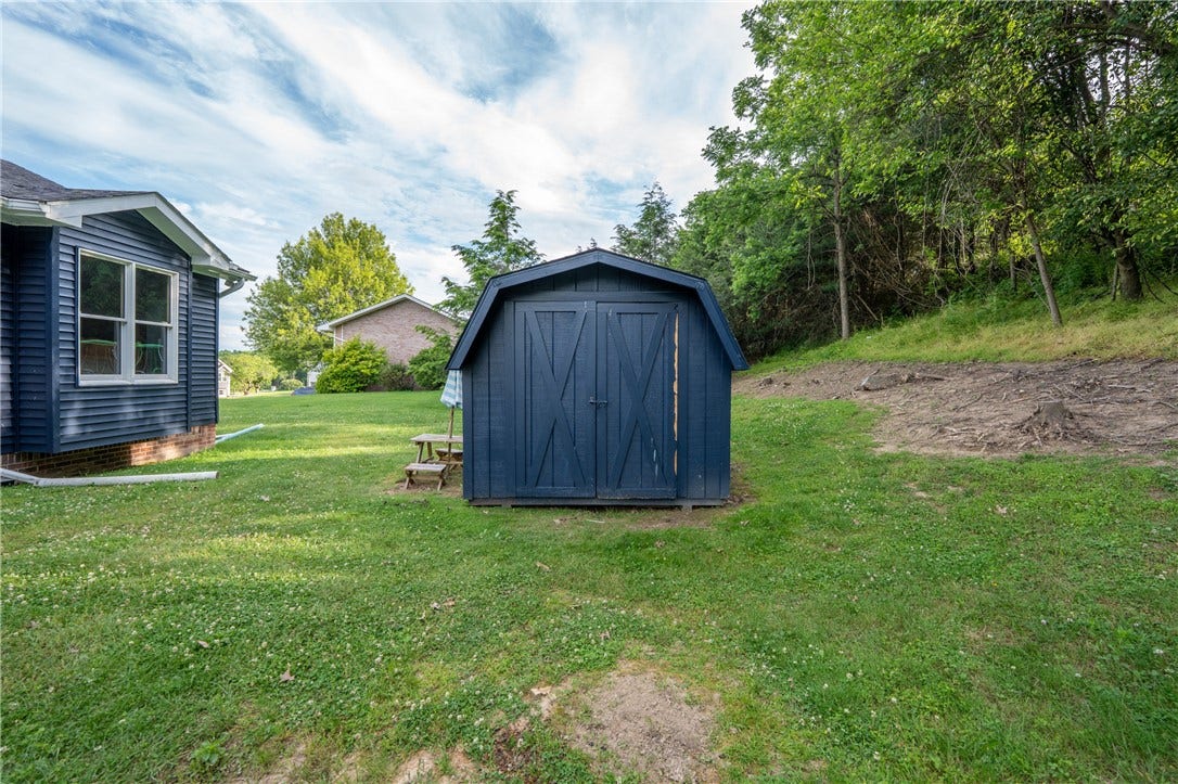 1053 New London Dr, Greensburg, PA 15601