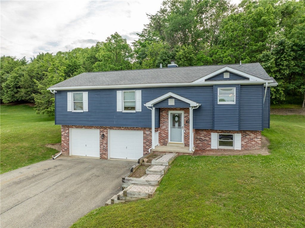 1053 New London Dr, Greensburg, PA 15601