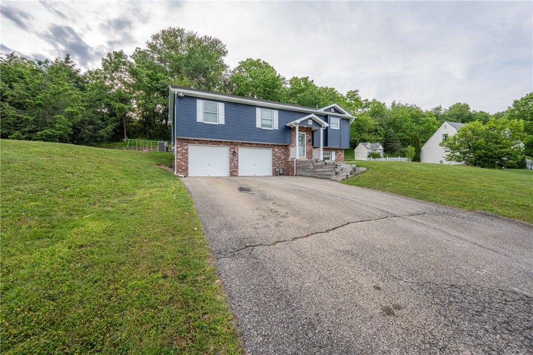 1053 New London Dr, Greensburg, PA 15601