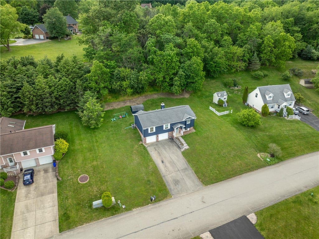 1053 New London Dr, Greensburg, PA 15601