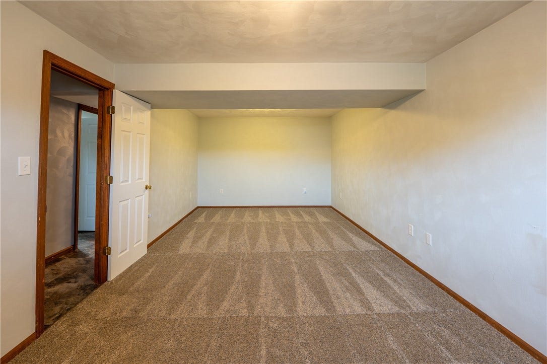 1053 New London Dr, Greensburg, PA 15601