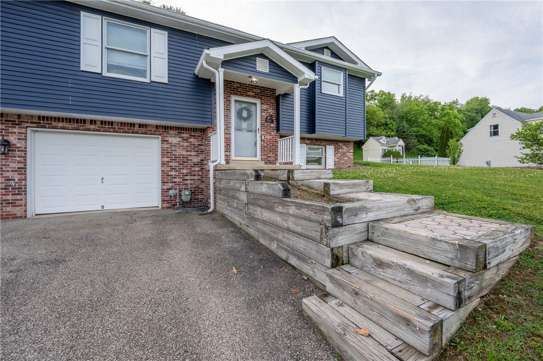 1053 New London Dr, Greensburg, PA 15601