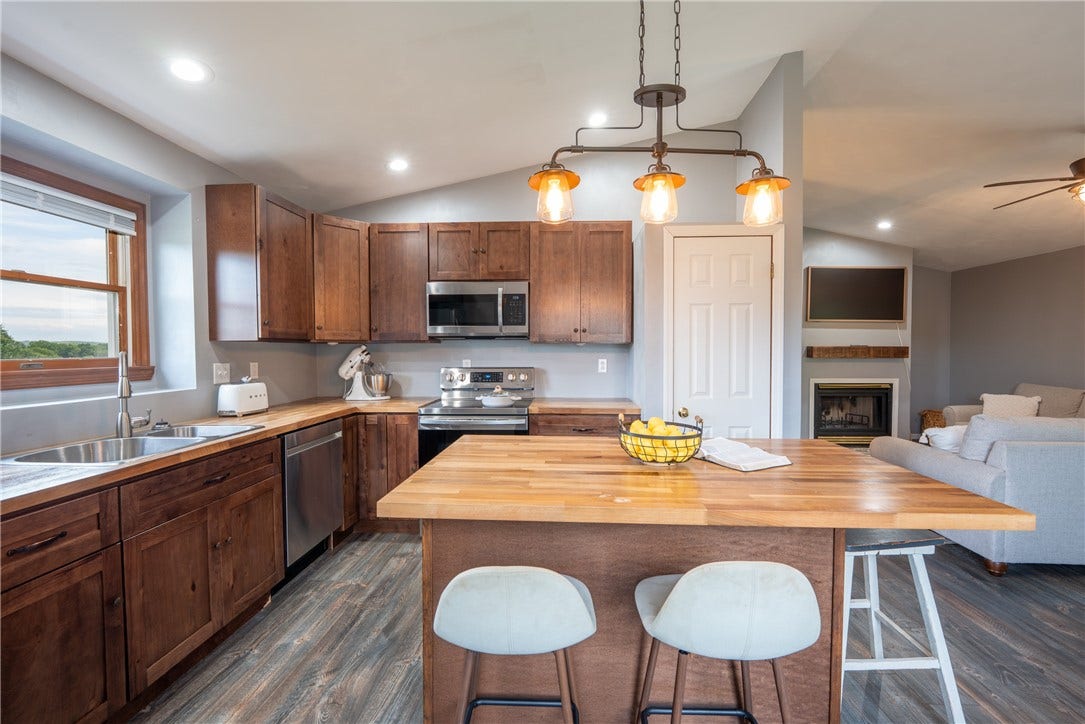 1053 New London Dr, Greensburg, PA 15601
