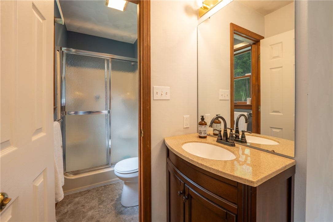 1053 New London Dr, Greensburg, PA 15601