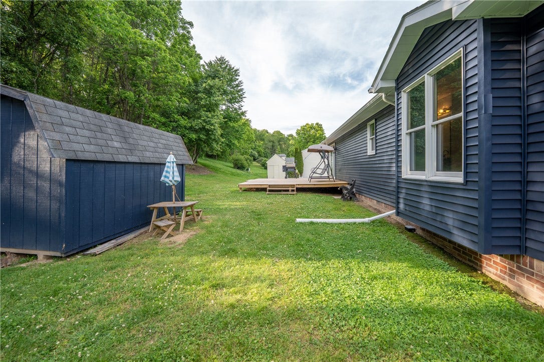 1053 New London Dr, Greensburg, PA 15601