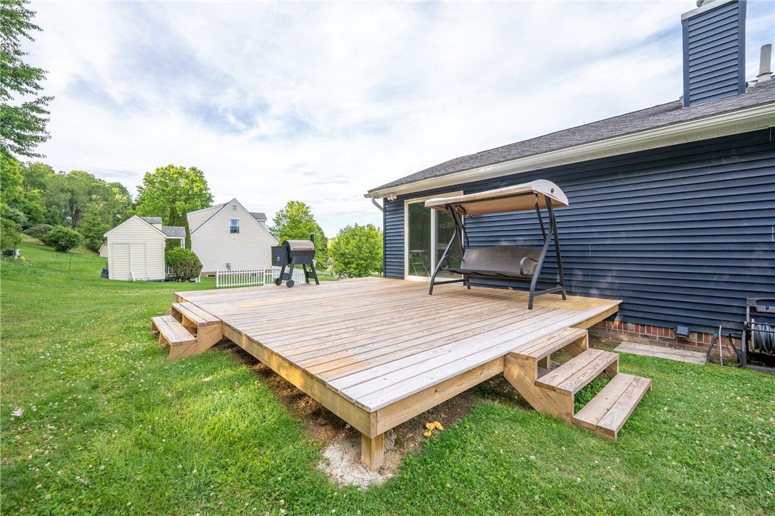 1053 New London Dr, Greensburg, PA 15601