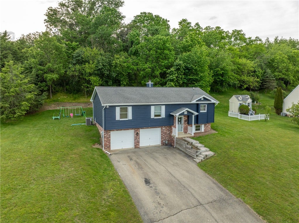 1053 New London Dr, Greensburg, PA 15601