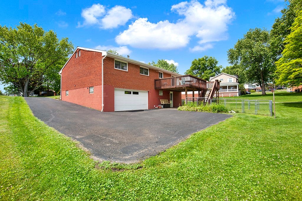 5 Shawnee Dr, Greensburg, PA 15601