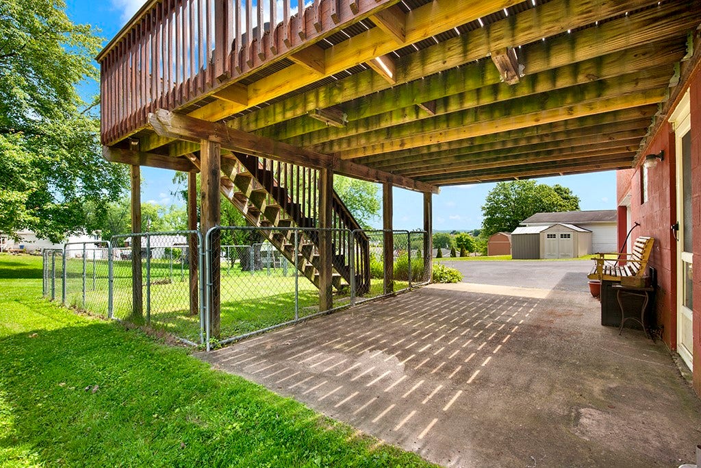 5 Shawnee Dr, Greensburg, PA 15601