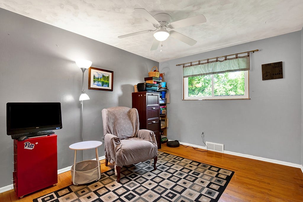 5 Shawnee Dr, Greensburg, PA 15601