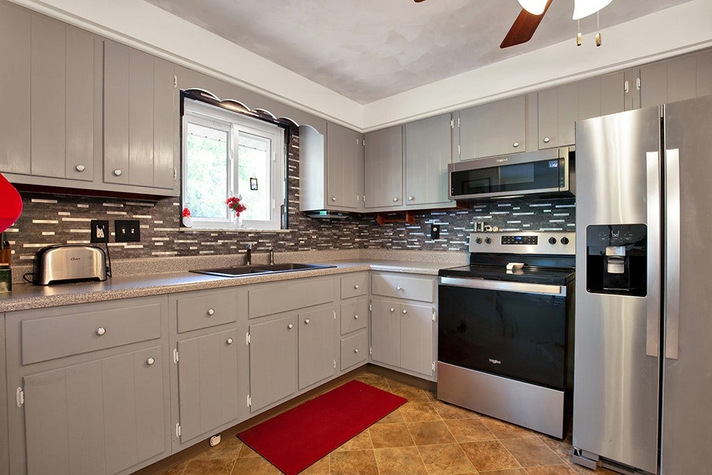 5 Shawnee Dr, Greensburg, PA 15601