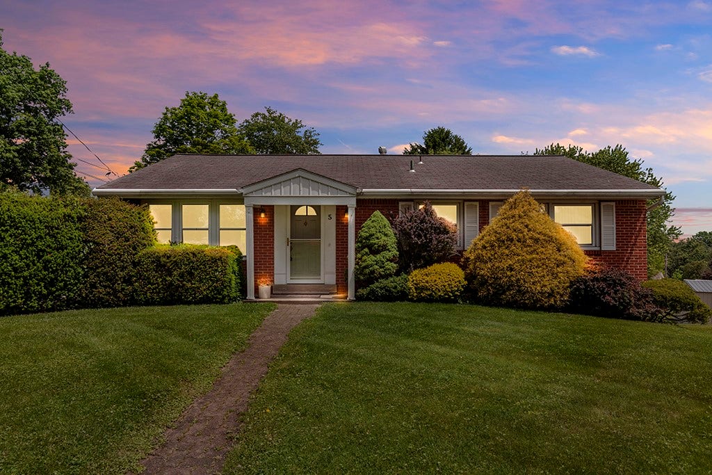 5 Shawnee Dr, Greensburg, PA 15601
