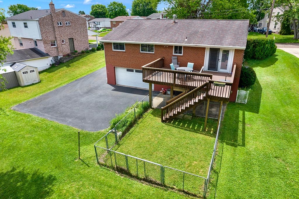 5 Shawnee Dr, Greensburg, PA 15601