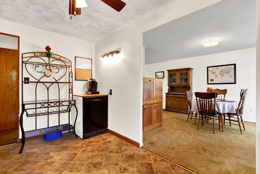 5 Shawnee Dr, Greensburg, PA 15601
