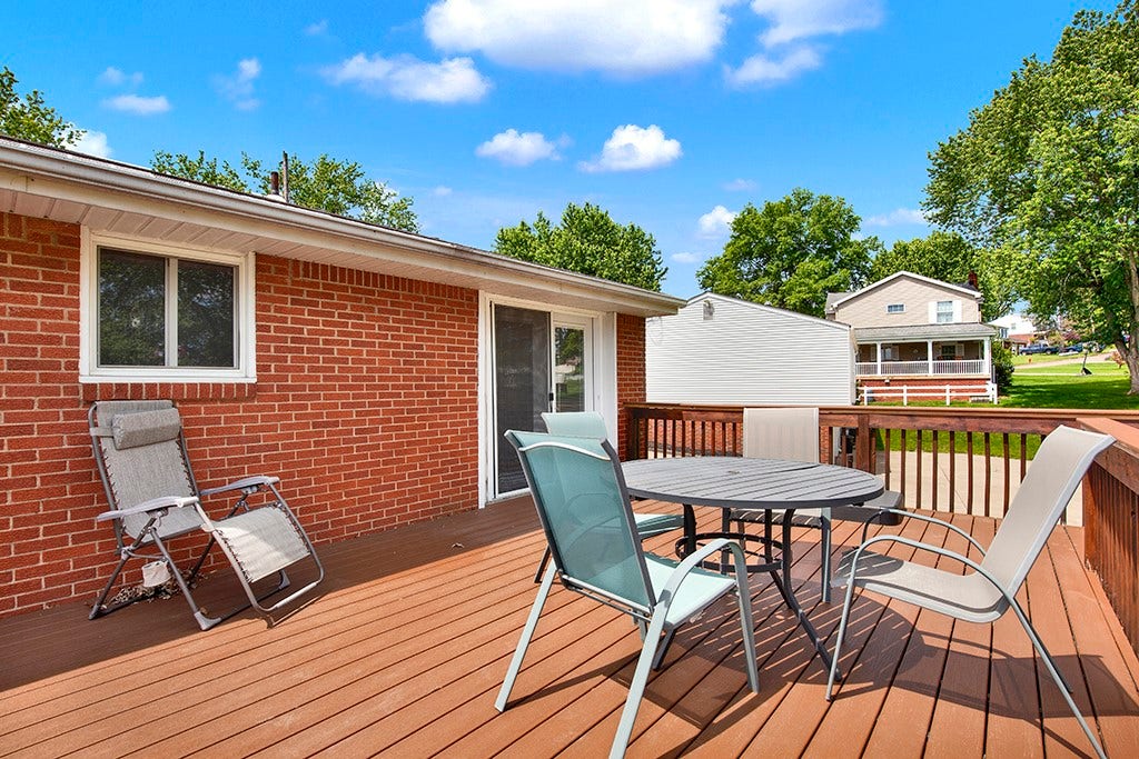 5 Shawnee Dr, Greensburg, PA 15601