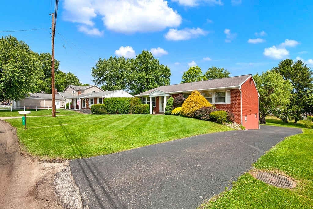 5 Shawnee Dr, Greensburg, PA 15601