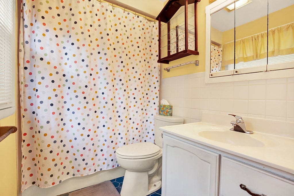 5 Shawnee Dr, Greensburg, PA 15601