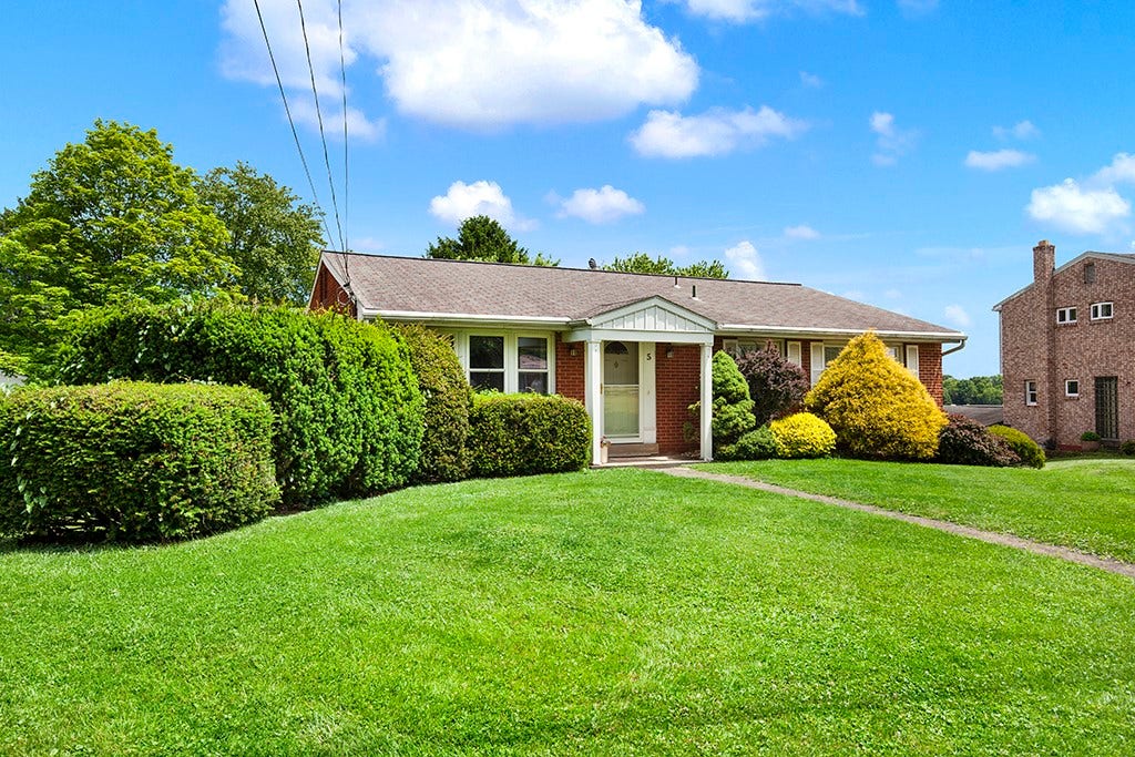 5 Shawnee Dr, Greensburg, PA 15601