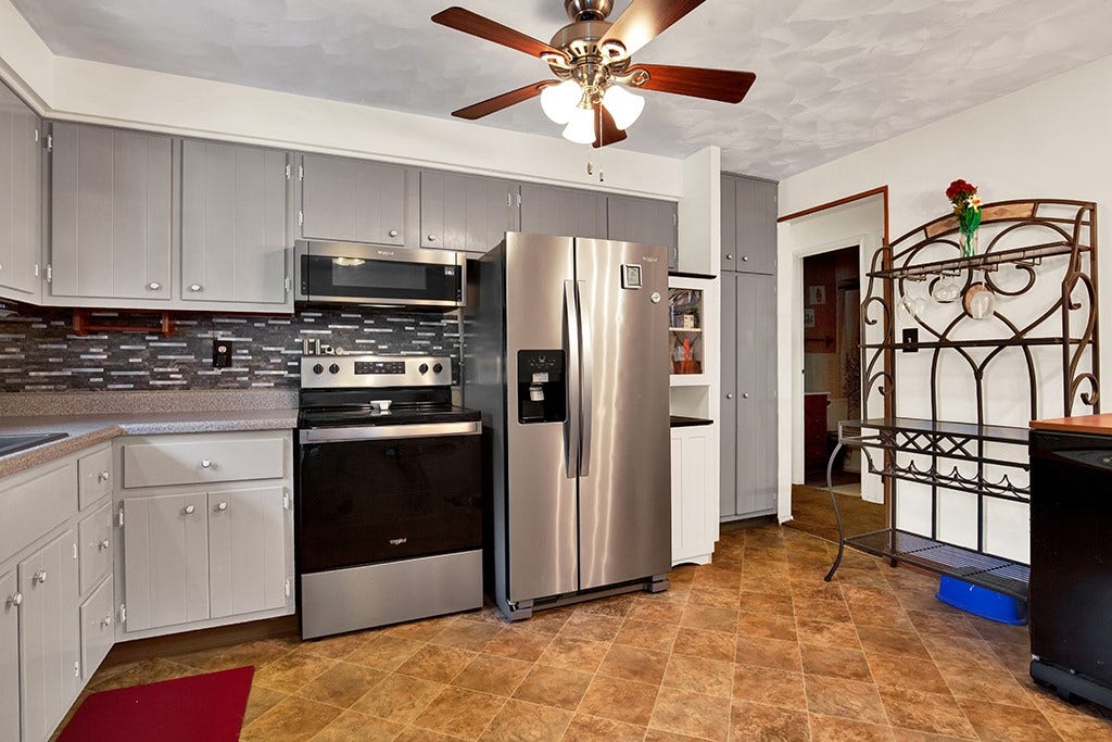 5 Shawnee Dr, Greensburg, PA 15601