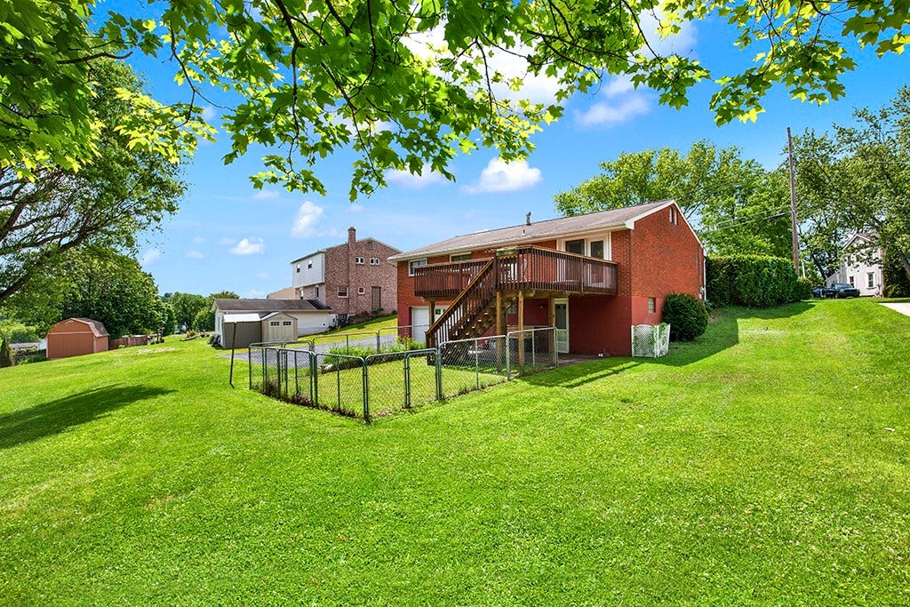 5 Shawnee Dr, Greensburg, PA 15601