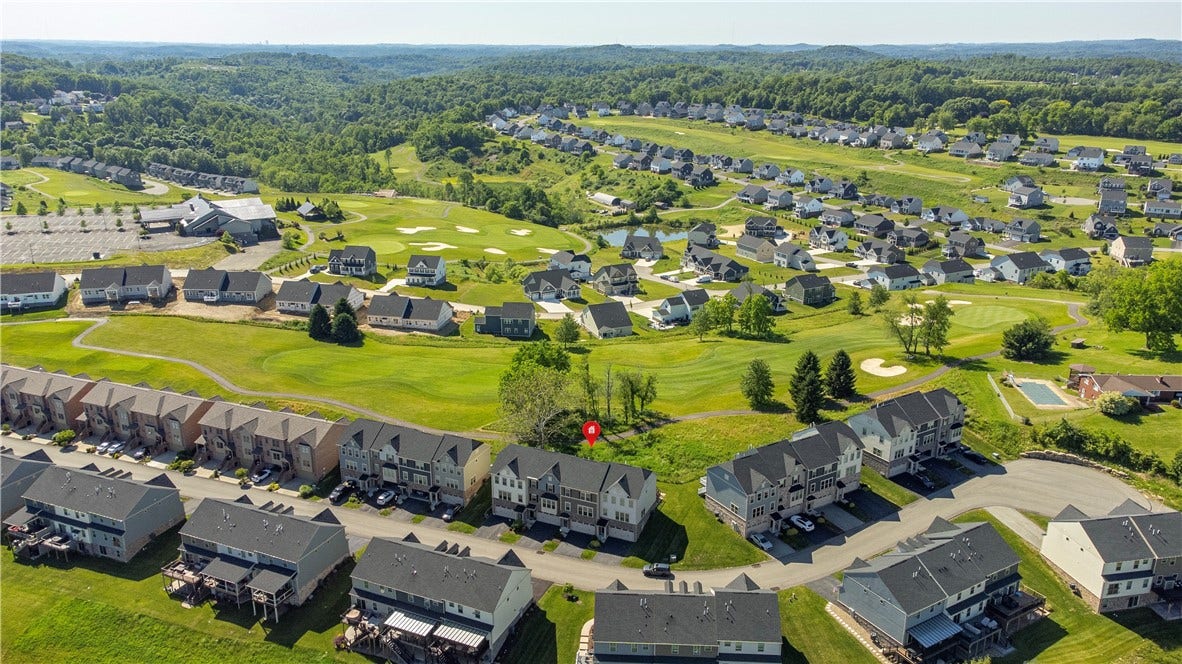 6004 Augusta Ln, Jeannette, PA 15644