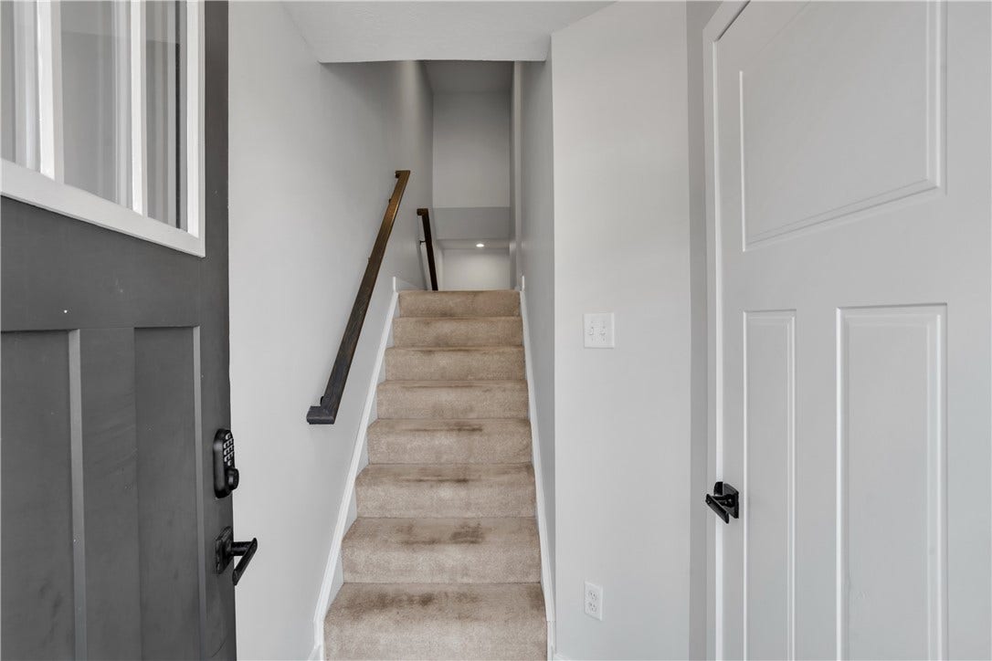 6004 Augusta Ln, Jeannette, PA 15644