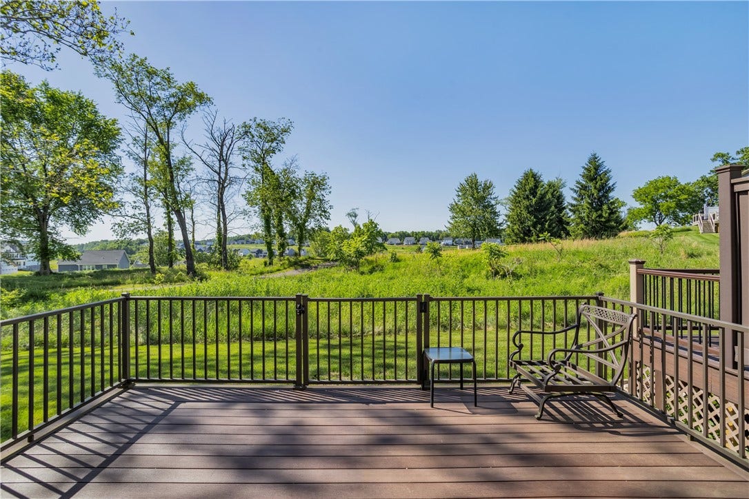 6004 Augusta Ln, Jeannette, PA 15644