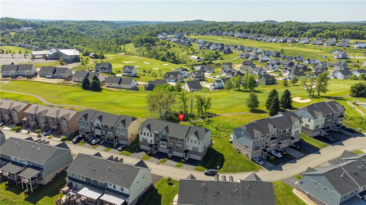 6004 Augusta Ln, Jeannette, PA 15644