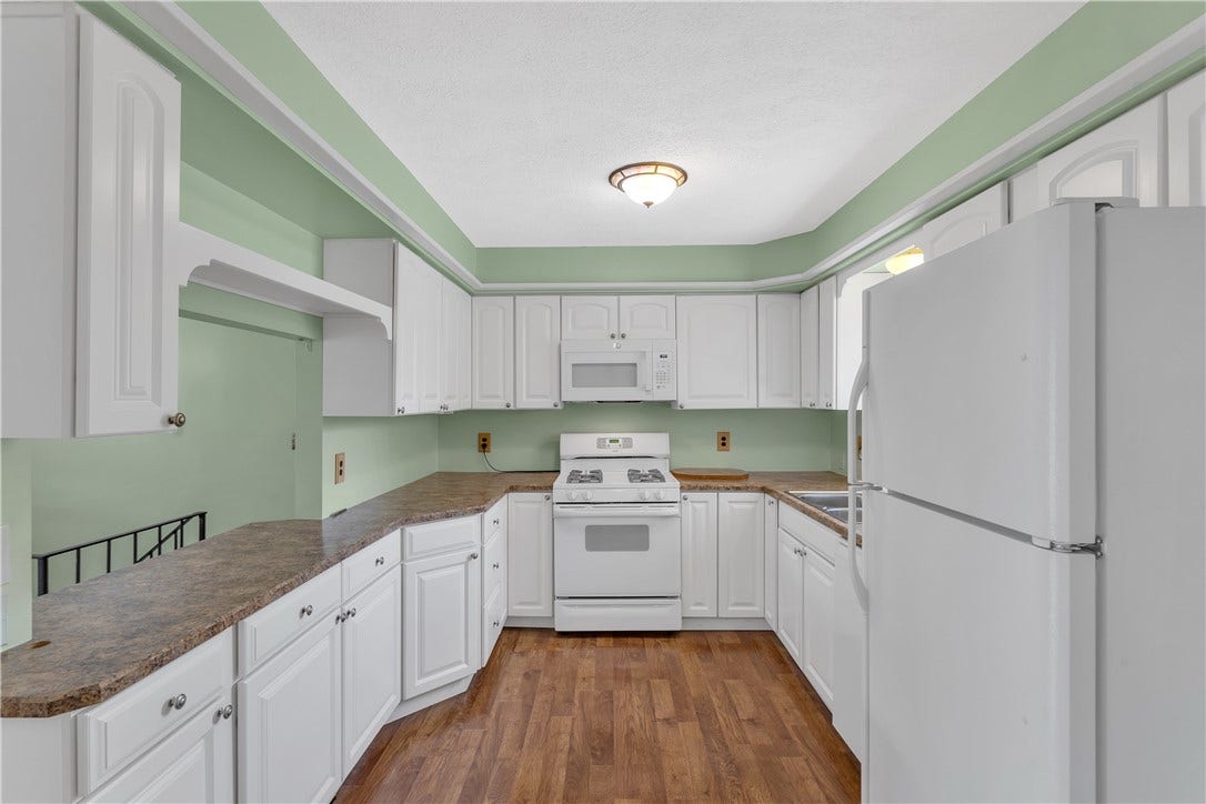 Nice cabinet and counter space in the kitchen