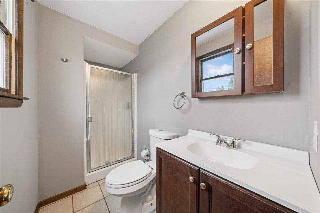 4044 Briarwood Dr, Jeannette, PA 15644