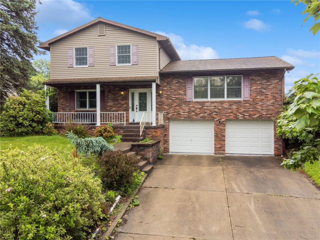 4044 Briarwood Dr, Jeannette, PA 15644