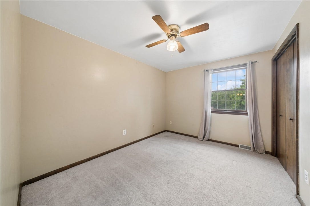 4044 Briarwood Dr, Jeannette, PA 15644