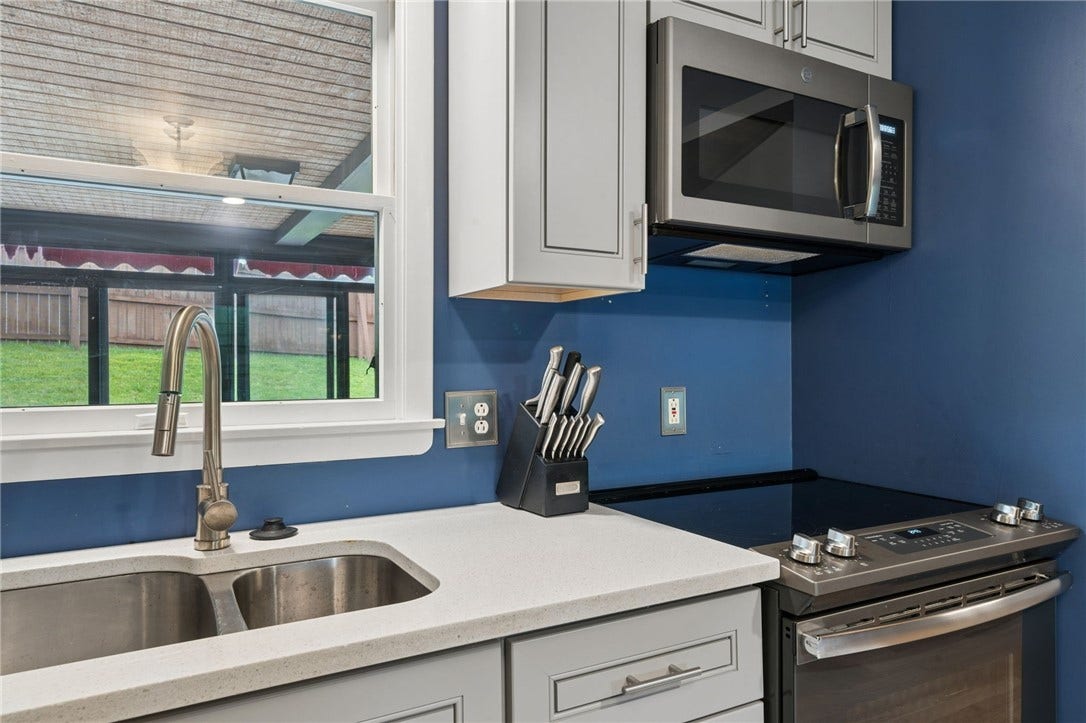 4044 Briarwood Dr, Jeannette, PA 15644