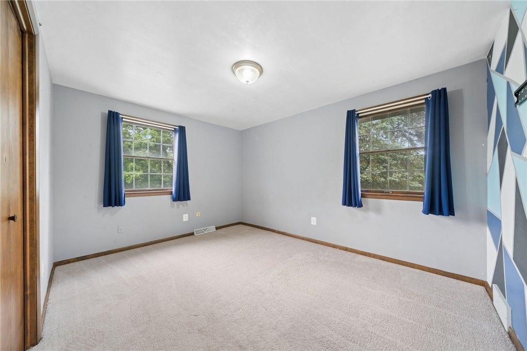 4044 Briarwood Dr, Jeannette, PA 15644